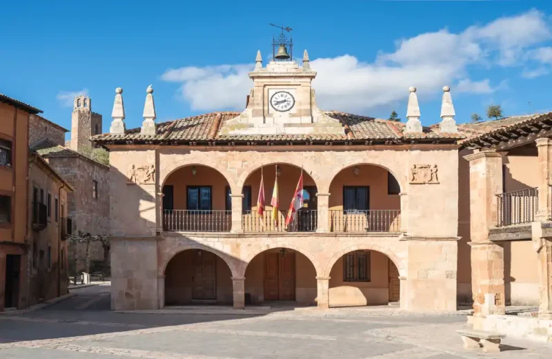Ayuntamiento y Antiguo Palacio de los Marqueses de Villena