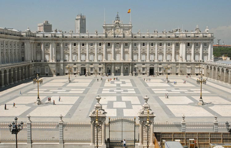Cuándo ver el cambio de guardia en el Palacio Real de Madrid